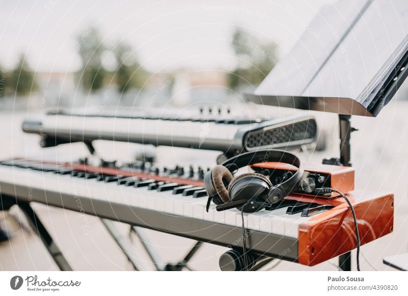 Kopfhörer und Klavier Pianotastatur Detailaufnahme Musiker Klavier spielen Spielen Musikinstrument Tasteninstrumente Konzert Klassik Kunst Innenaufnahme