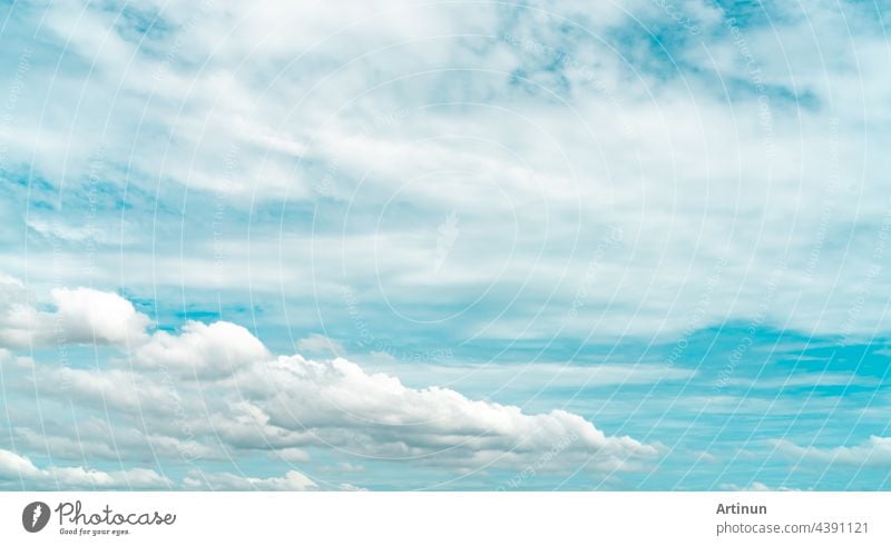 Weiße, flauschige Wolken am blauen Himmel. Weiches Gefühl wie Baumwolle. Weiße bauschige Wolkenlandschaft. Schönheit in der Natur. Weiße Kumuluswolken Textur Hintergrund. Himmel am sonnigen Tag. Rein weiße Wolken. Schöner Himmel.