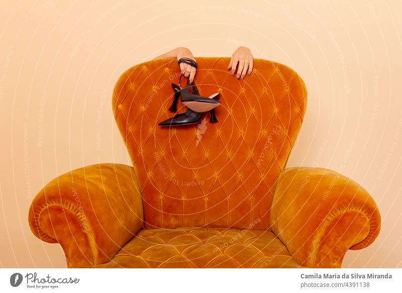 Müde Frau mit Schuhen hinter dem Sofa.
Während sie hinter dem gelben Sofa steht. Foto im Studio. Modefotografie. allein Hintergrund schön Kaukasier erschöpft