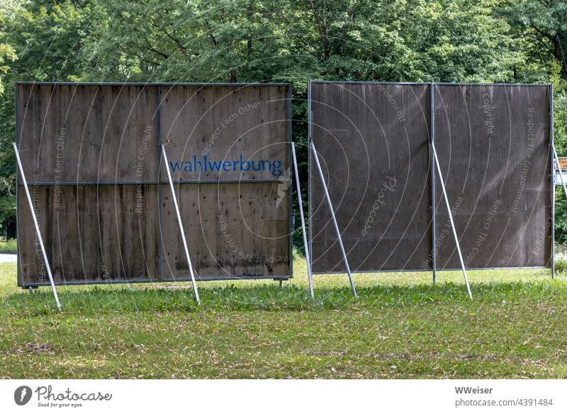 Meist freut man sich, wenn man die Plakatständer mit der Wahlwerbung nur von hinten sehen muss Wahlen Ständer Aufsteller Plakataufsteller Straße Öffentlichkeit