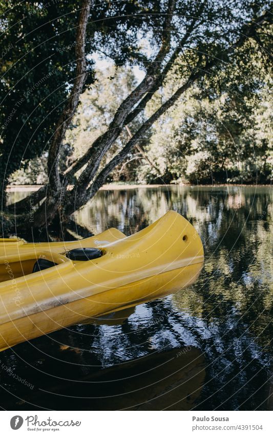 Kajak am Flussufer Kajakfahren Aktivität Kanu Natur Erholung Urlaub Wasser reisen Paddel Sport Verkehr Gerät Boot horizontal Reise Tourismus Sommer Abenteuer