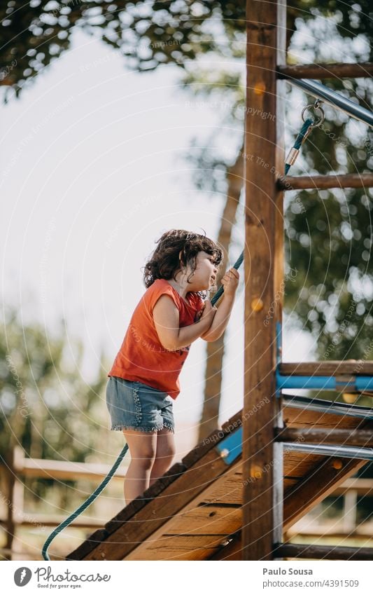 Kleines Mädchen spielt auf dem Spielplatz Kind Kindheit 1-3 Jahre Spielen Spielplatzgeräte Kindergarten Kindheitserinnerung Leben Farbfoto Lifestyle Tag