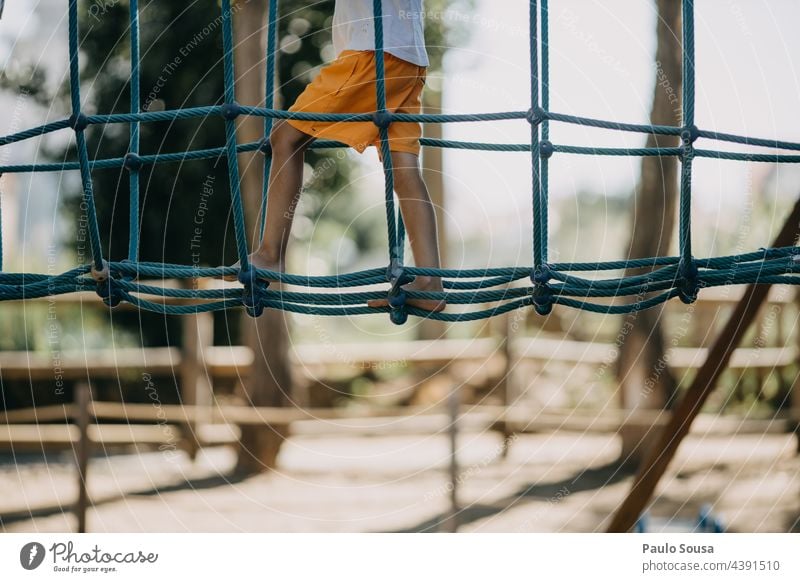 Kind spielt auf dem Spielplatz Kleinkind rot Kindergarten Kinderspielplatz Kindheit Außenaufnahme Farbfoto unkenntlich Leben Kindheitserinnerung