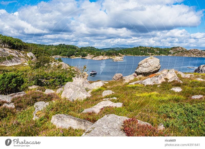 Landschaft auf der Schäreninsel Skjernøya in Norwegen Skjernoya Meer Küste Nordsee Skagerrak Boot Insel Schärengarten Sommer Felsen Steine wandern Wanderung