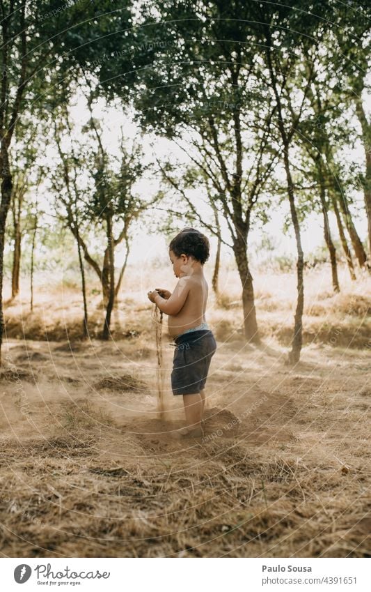 Kind spielt mit Erde Kindheit Spielen Natur Sommer Sommerurlaub Boden Freizeit & Hobby Kindheitserinnerung Lifestyle Tag Freude Außenaufnahme Farbfoto