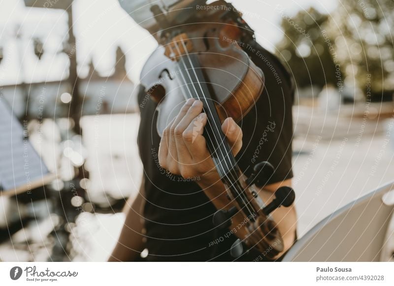 Mann hält Geige Geiger Halt Streichinstrumente Musik Musiker Musikinstrument Klassik Nahaufnahme Detailaufnahme Saite Orchester Konzert Farbfoto Kunst