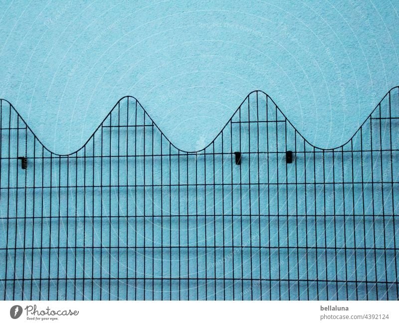Sinuszaun im Spreewald Mauer Wand Architektur Außenaufnahme Fassade Menschenleer Gebäude Bauwerk Farbfoto trist Zaun Gitter mauerwerk sinuskurve blaue Stunde