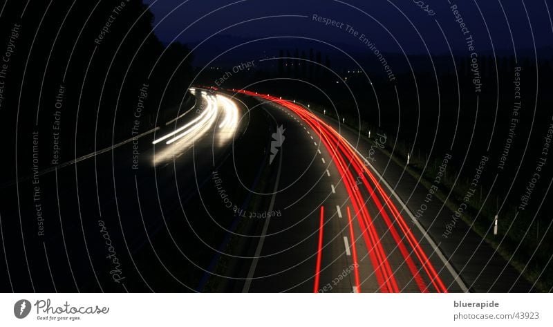 Geschwindigkeit #2 rot weiß schwarz dunkel Autobahn Licht fahren Nacht Langzeitbelichtung Linie PKW Light Scheinwerfer Brücke Straße