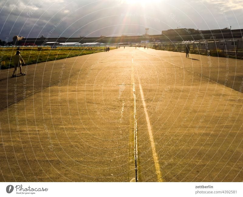 (Ehemaliger) Flughafen Berlin-Tempelhof berlin ferne flugbahn flughafen flugplatz freiheit frühling himmel horizont menschenleer rollbahn skyline sommer