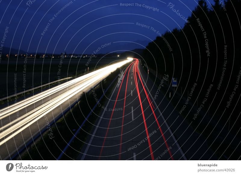 Late-Light-Show rot weiß schwarz dunkel Nacht Autobahn Geschwindigkeit Langzeitbelichtung blau Himmel Linie Licht PKW Fahrzeuge