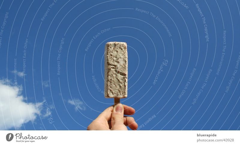 Mein Straciatella-Eis trotzt der Sonne Schnellzug Wolken weiß Hand Finger Fingernagel Schokolade Ernährung Glace Himmel blau Mitte Speiseeis