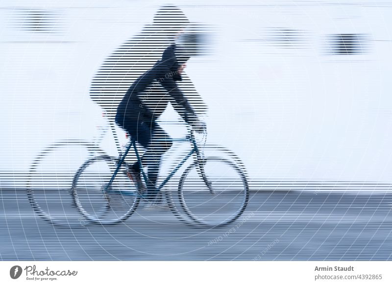 Streifenbild, Bewegung eines Radfahrers mit schwarzer Jacke auf weißem Hintergrund Fahrrad streifen Aussehen abgeschnitten sich[Akk] bewegen Geschwindigkeit