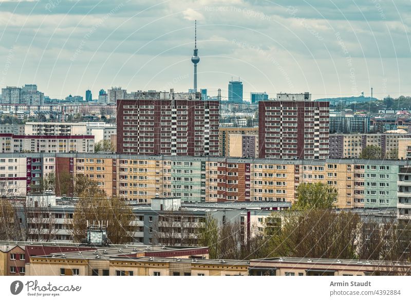 Häusermeer, Ausschnitt aus einer Wohnsiedlung in Berlin-Marzahn mit Fernsehturm Antenne ahrensfelde Appartements Architektur Gebäude Städte Großstadt Stadtbild