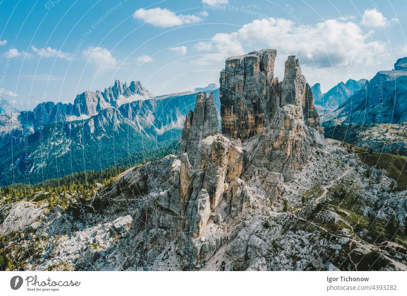 Luftaufnahme der Cinque Torri in den Dolomiten in Italien. Epische Landschaft an einem sonnigen Tag im Sommer Alpen croda falzarego Lago Pass di