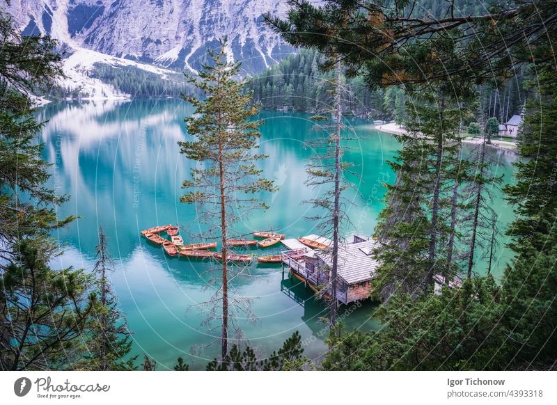 Bootshaus und Holzboote am Pragser Wildsee bei Sonnenuntergang im rosa Licht. Dolomiten, Italien Prahlerei See pragser Boote wildsee hölzern Windstille reisen