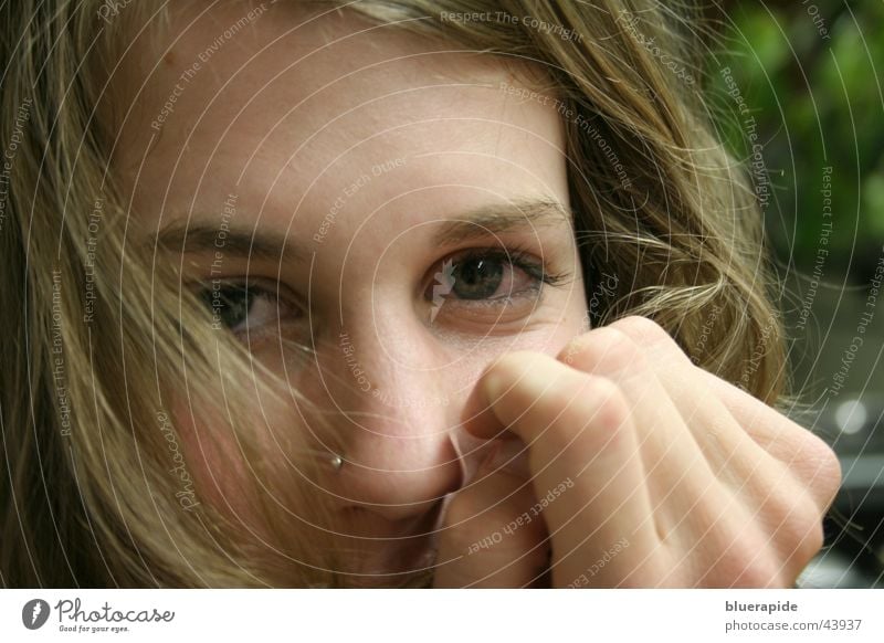 Geheimnisvoller Blick Frau Stirn Porträt Hand verdeckt zudecken geheimnisvoll Ausstrahlung charmant Pupille Sehnsucht Finger Piercing Nasenpiercing Augenbraue