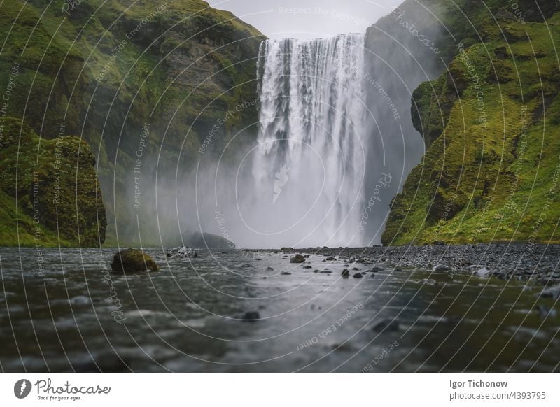 Der berühmte und meistbesuchte Wasserfall Skogafoss in Island im Abendlicht Belichtung lang Abenddämmerung Landschaft Fluss Sommer schön strömen reisen