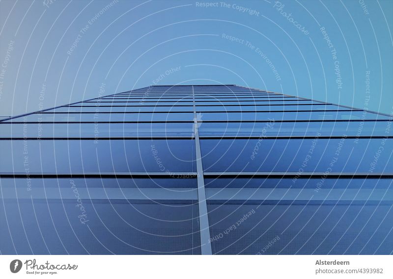 Glasfront eines Hochhauses von unten dicht nach oben in den Himmel Wolkenkratzer hoch 10 Stockwerke Glasfassade Business Büroräume Geschäftshaus allein