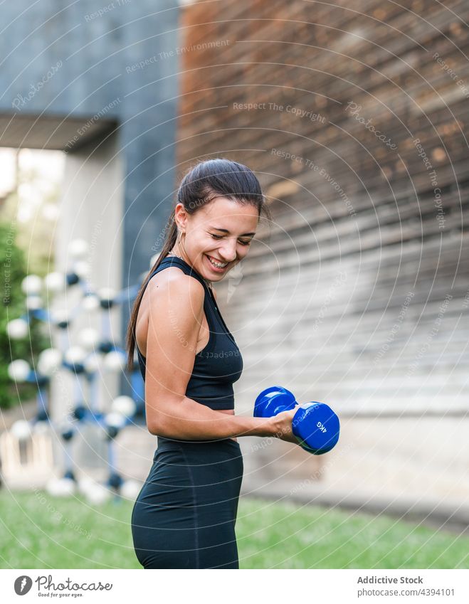 Sportlerin bei einer Übung mit Hanteln Straße Training Fitness Kurzhantel Aktivität stark Stärke urban Frau jung Wellness Athlet Gesunder Lebensstil passen