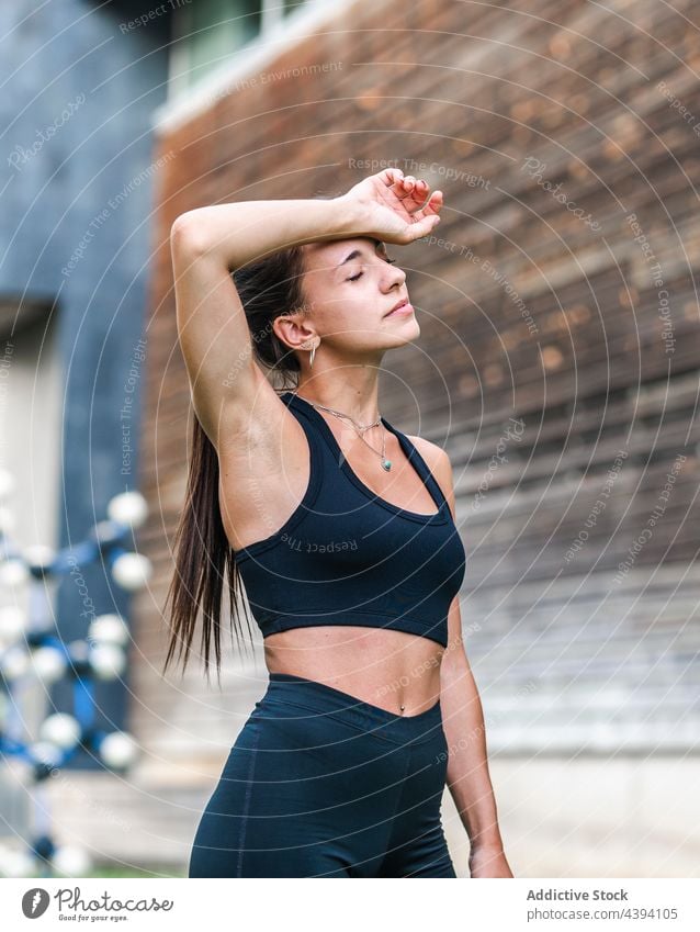 Müde Sportlerin wischt sich den Schweiß von der Stirn Wischen müde Training Fitness Straße passen Wellness Pause Frau jung ruhen sich[Akk] entspannen pausieren