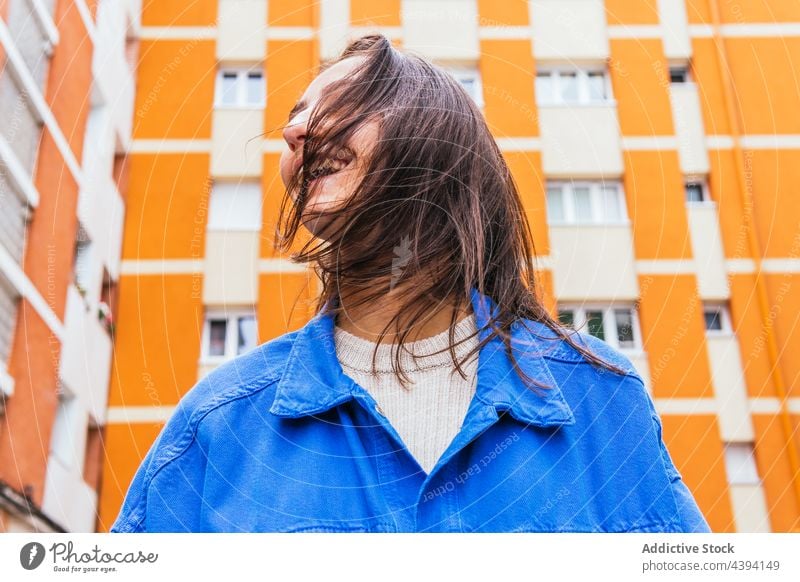 Glückliche Frau steht in der Stadt und lacht Lachen hell Farbe Spaß haben Großstadt urban heiter Straße lebhaft Freude sorgenfrei Stil froh Optimist aufgeregt