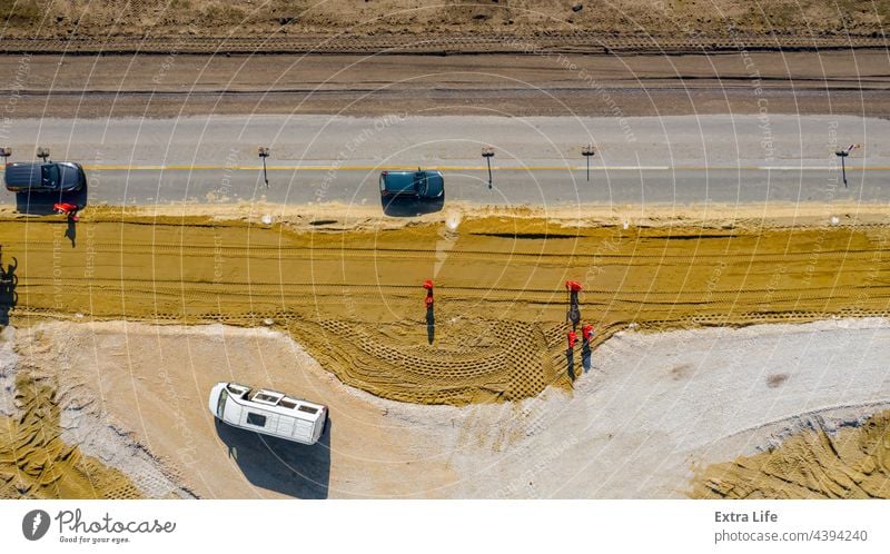 Luftaufnahme des im Bau befindlichen Verkehrskreisels oben Antenne Asphalt Basis Baustelle PKW kreisen kreisrund Tiefbau Konstruktion Querstraße Regie Laufwerk