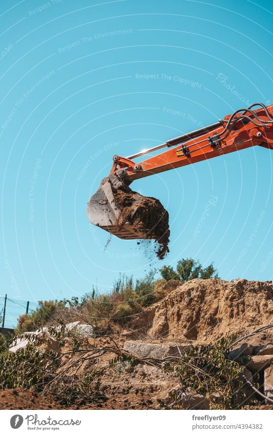 Nahaufnahme eines Baggers mit Schmutz gegen den Himmel schaufeln Schürfen Graben Konstruktion Maschine Schwermaschinen Baustelle Textfreiraum arbeiten Industrie