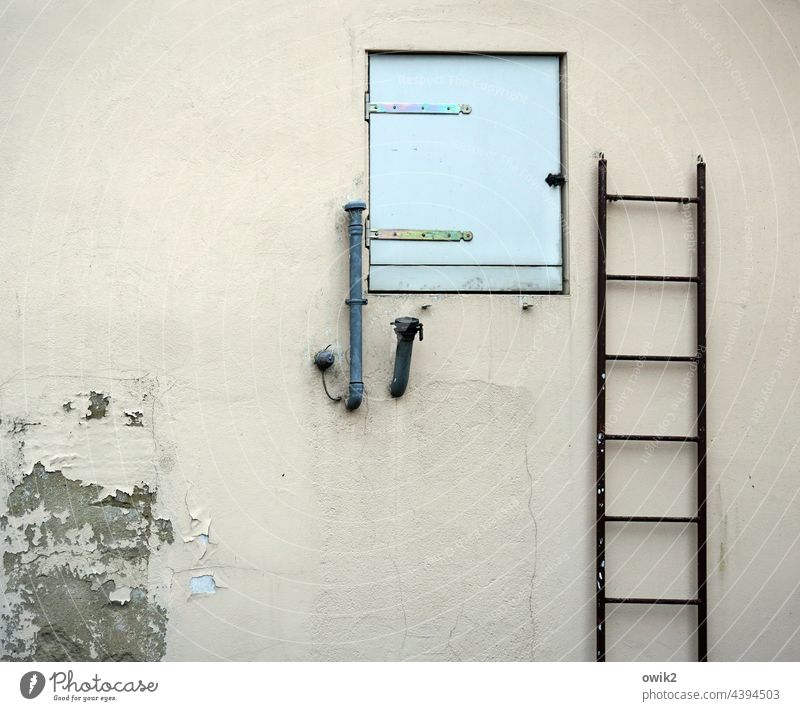 Kletterwand Wand Mauer einfach Fenster Feuerleiter Haus hoch Gebäude Unbewohnt Außenaufnahme Menschenleer Farbfoto Detailaufnahme Lagerhaus Textfreiraum unten