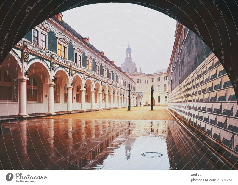 Dresden im Regen Bauwerk Architektur Sehenswürdigkeit Berühmte Bauten Gebäude Stadtzentrum Deutschland Innenhof Frauenkirche Besichtigung Farbfoto