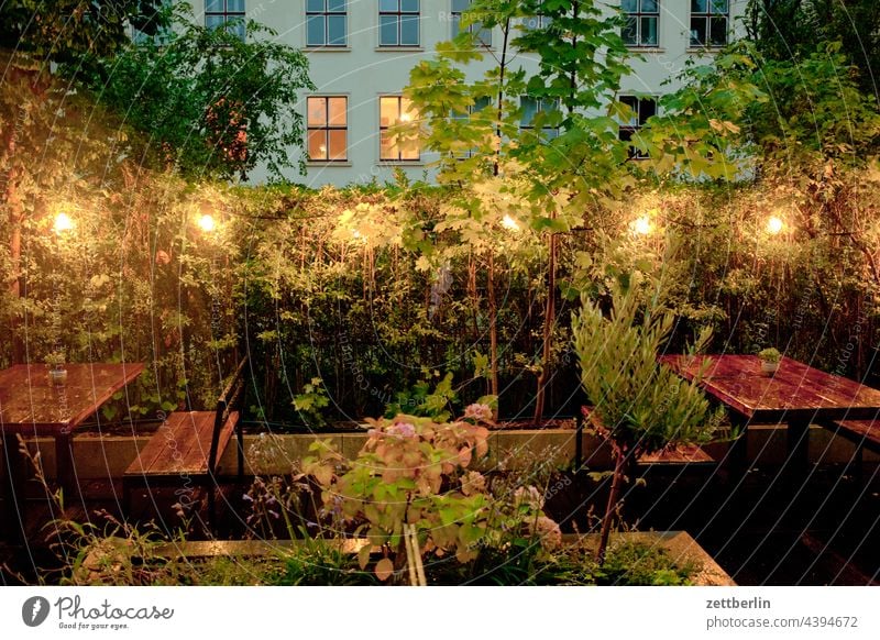 Gastronomie ohne Gäste abend abends bank beleuchtung berlin biergarten freie platzwahl gastronome grün kneipe leer licht lichtenberg menschenleer nacht park