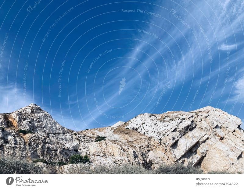 Felsen und Himmel Klippen blau grau weiß Wolken Textfreiraum oben steinig trocken Steine Gesteinsschichten Natur Landschaft Tag Menschenleer Farbfoto Küste