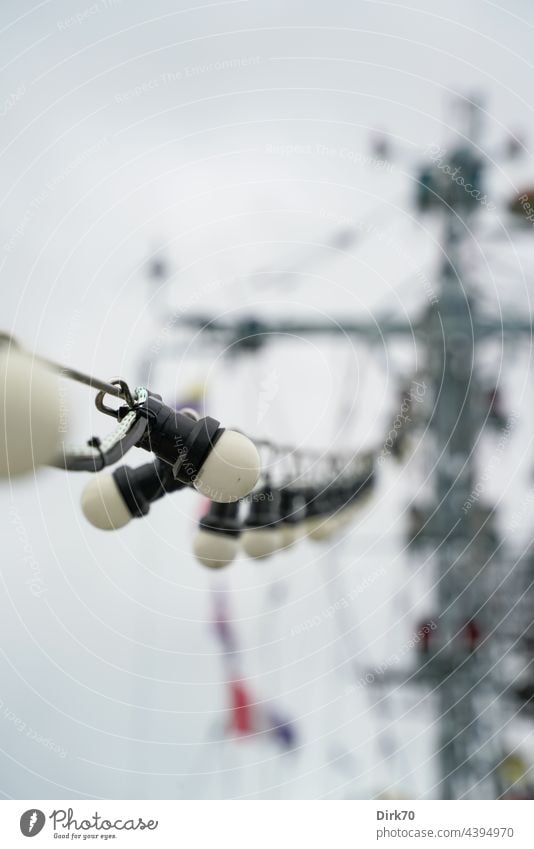 Maritime Lichterkette - eine Kette Lampen zieht sich zum Hauptmast eines Kriegsschiffes, aufgenommen mit geringer Tiefenschärfe Mast Schifffahrt Marine