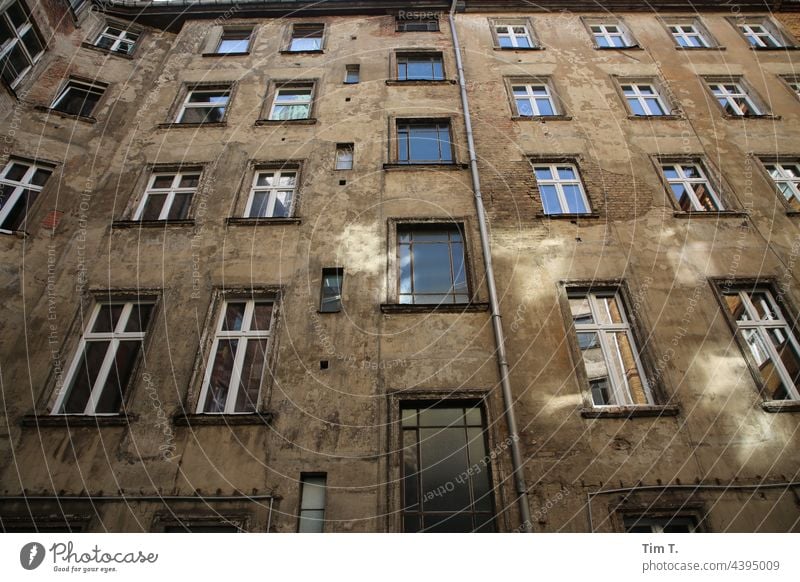 Hinterhoffassade Berlin Prenzlauer Berg Haus Fenster Stadthaus Fassade Altbau Häusliches Leben Menschenleer Wohnhaus Stadtzentrum Wohngebiet Innenhof Hof Mauer