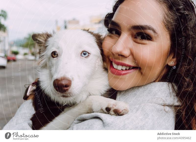 Glückliche Frau umarmt mit Hund Border Collie Umarmung Besitzer Umarmen Freund Tier Haustier Zusammensein Eckzahn Heterochromie gehorsam freundlich Begleiter