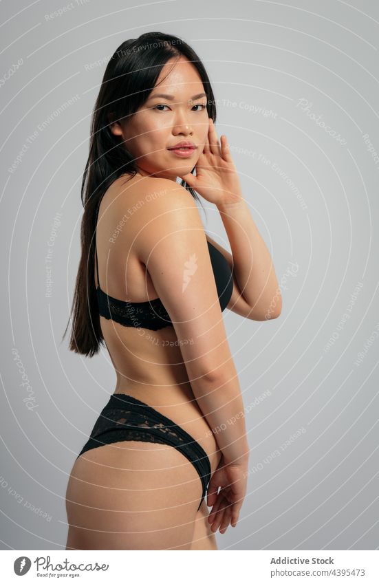 Asiatische Frau in Unterwäsche im Studio körperpositiv Dessous selbstbewusst akzeptieren Atelier Vorschein Körper Figur asiatisch ethnisch BH Frauenunterhose