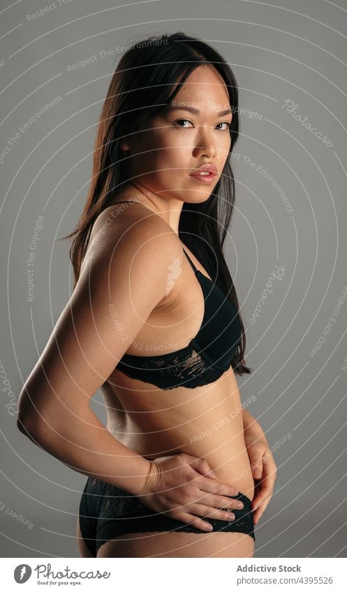 Asiatische Frau in Unterwäsche im Studio körperpositiv Dessous selbstbewusst akzeptieren Atelier Vorschein Körper Figur asiatisch ethnisch BH Frauenunterhose