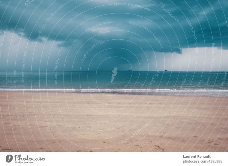 Unruhiger dunkler Himmel über dem Strand in der Bretagne Frankreich bretagne Cloud Küste dunkel dramatisch Feiertag Landschaft Natur Meer im Freien Sand