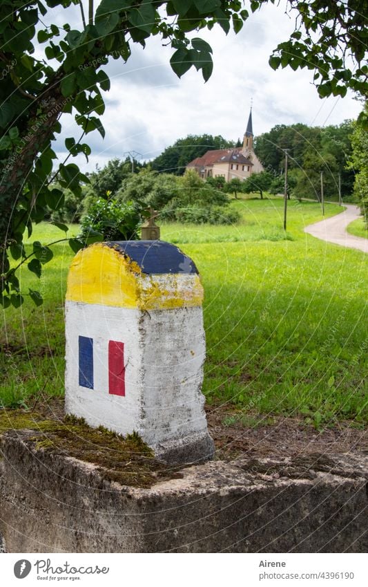 Ordnung im Chaos | jeder nach seiner Fasson Grenze Grenzstein Kirche Dorf Stein Flagge Landesfarben Frankreich französisch Tricolore ländlich Idylle dörflich