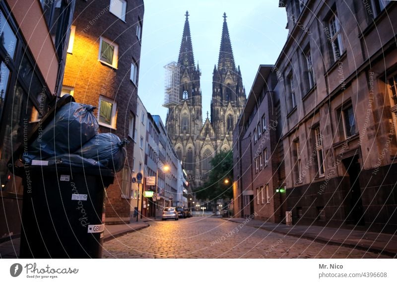 warten auf die Müllabfuhr Köln Gasse Stadtviertel Architektur Wege & Pfade Städtereise Gebäude Straße dreckig Sehenswürdigkeit Domspitzen Kölner Dom Wahrzeichen