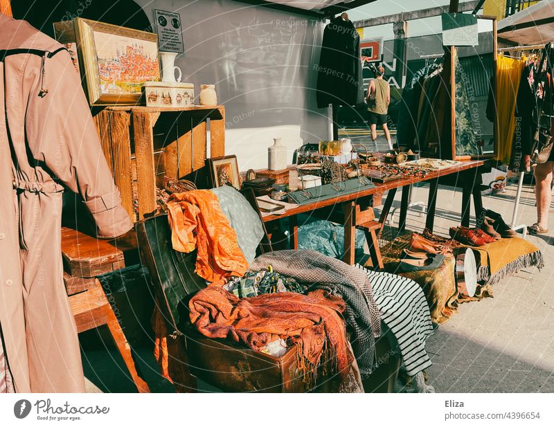 Ein Stand auf dem Flohmarkt - Second Hand kaufen Flohmarktstand einkaufen Kleidung shoppen Trödel verkaufen Bekleidung gebraucht retro