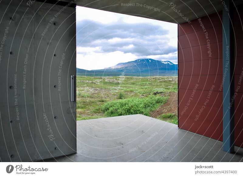 Blick hinaus, schau übers Land Moderne Architektur Gebäude Tor Schiebetor Landschaft Berge u. Gebirge Island Wolken Himmel Natur Klima Aussicht Ausblick Umwelt