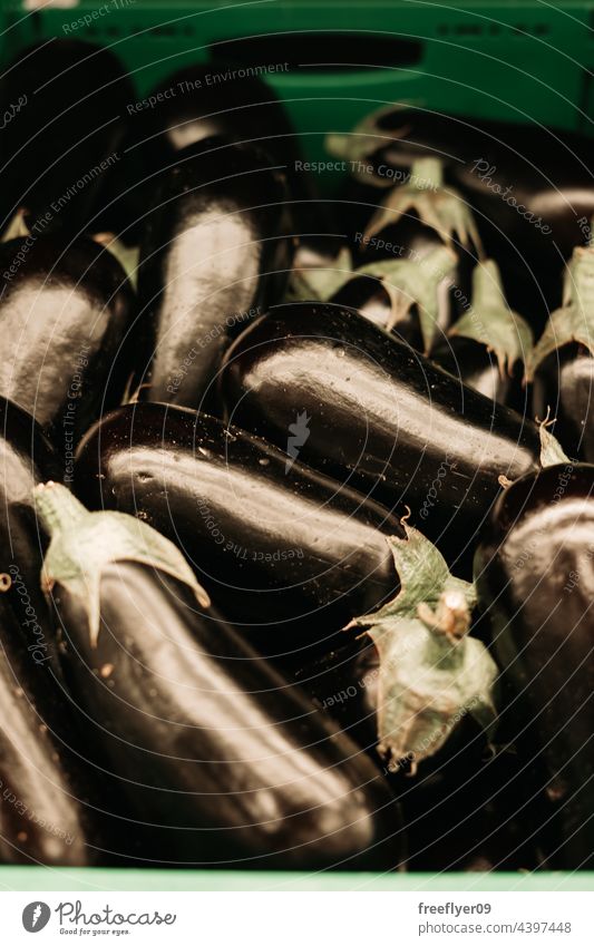 Gruppe von Auberginen auf einem handelsüblichen Korb wirtschaftlich Supermarkt Frucht Textfreiraum Gesundheit Ernährung süß saftig reif Menschengruppe gelb