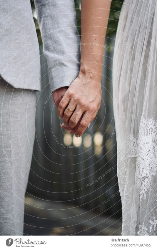 VERLIEBT VERLOBT VERHEIRATET Hochzeit Zusammensein zusammen Liebe Ehering mann und frau Partnerschaft Paar Händchen haltend Liebespaar Vertrauen Hochzeitspaar