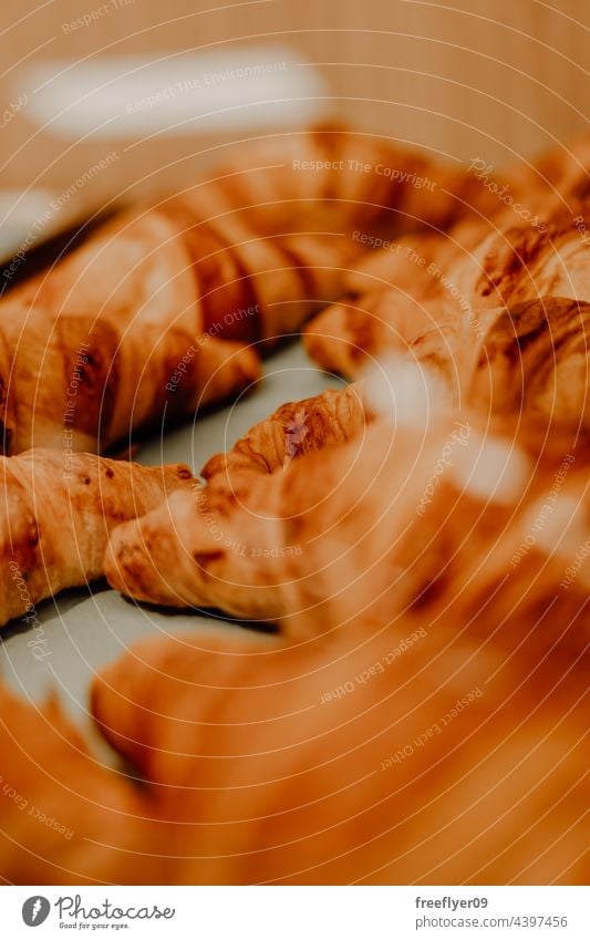 Gruppe von Croissants aufgestapelt in einer Bäckerei gebacken Menschengruppe Haufen Frühstück selbstgemacht golden braun geschmackvoll Brot traditionell Kruste