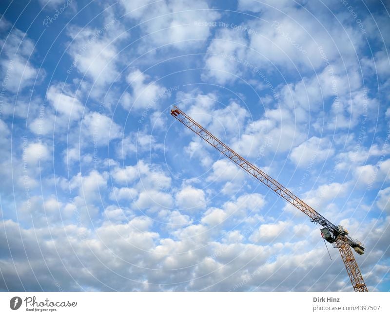 Blick auf einen Kran vor einem Wolkenhimmel Himmel Baukran Technik & Technologie Baumaschine Baustelle bauen Arbeit & Erwerbstätigkeit Arbeitsplatz Maschine