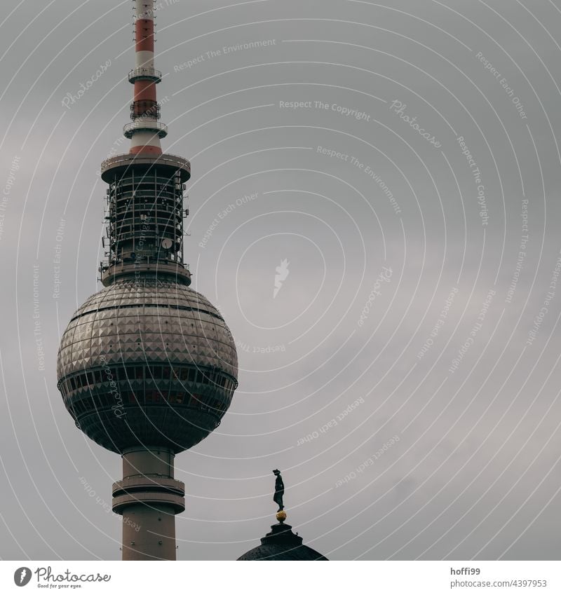 Berliner Fernsehturm Wahrzeichen Fersehturm Hauptstadt Turm Denkmal Berlin-Mitte Alexanderplatz Sehenswürdigkeit Sightseeing Architektur Stadtzentrum Tourismus