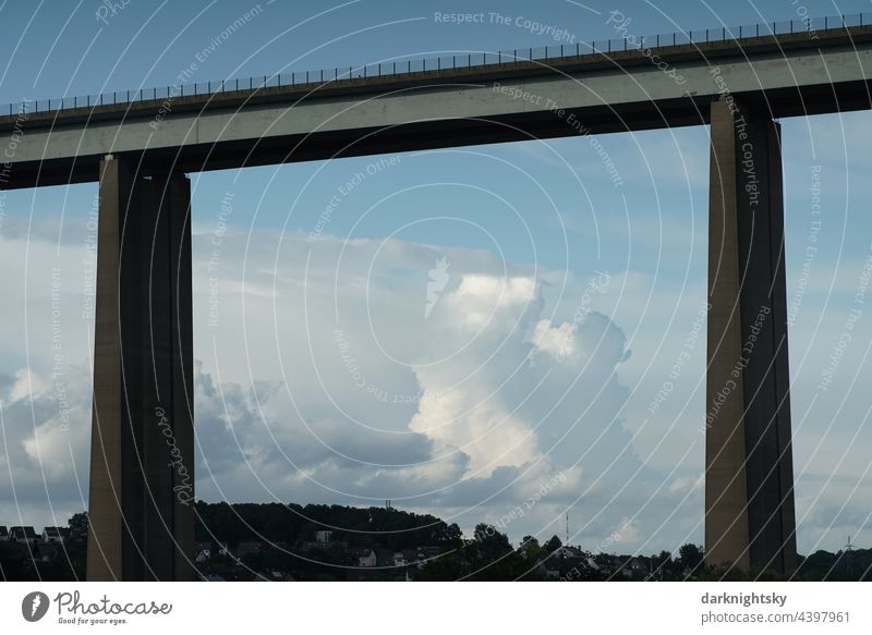 Autobahn Brücke der Sauerlandlinie, BAB A 45 mit Brücke bei Siegen-Eiserfeld Siegtal Siegtalbrücke alte Beton Baukunst Pfeiler monumental wuchtig Wetter drama