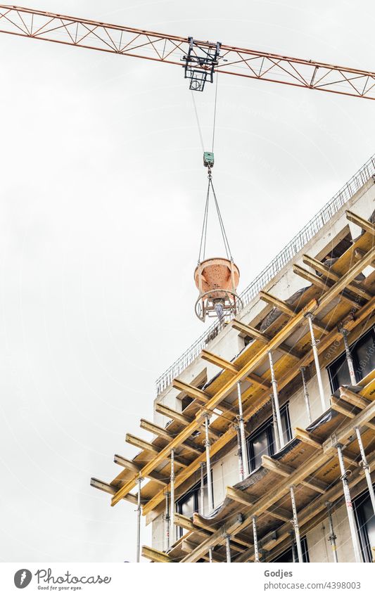 Baustelle mit Kran Himmel bauen Wolken Außenaufnahme Industrie Architektur Arbeit & Erwerbstätigkeit Arbeitsplatz Bauwerk betonmischer Wirtschaft Farbfoto