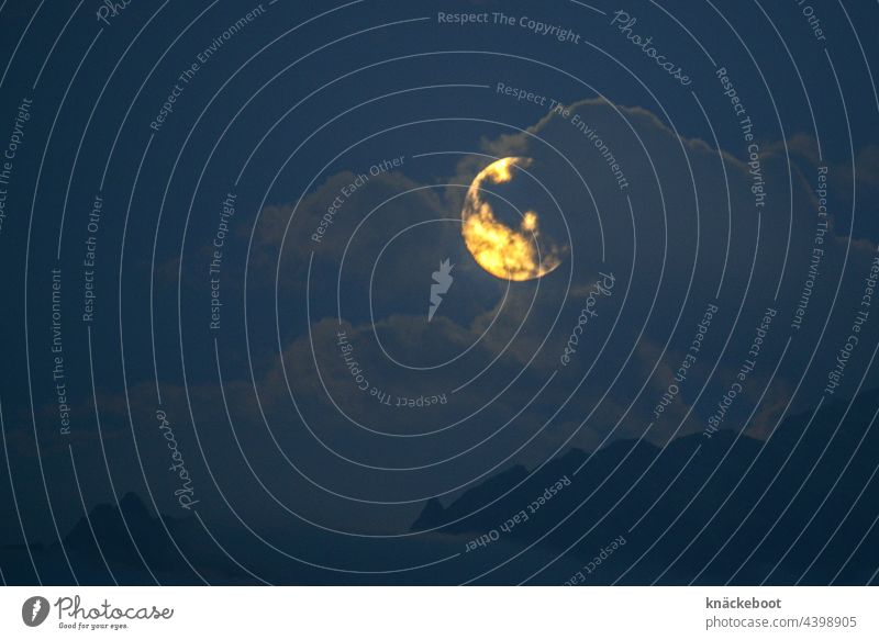 mond, voll Vollmond Nacht dunkel Wolken Nachthimmel Außenaufnahme Mondschein Landschaft blau Berge u. Gebirge Silhouette Himmel ruhig Natur