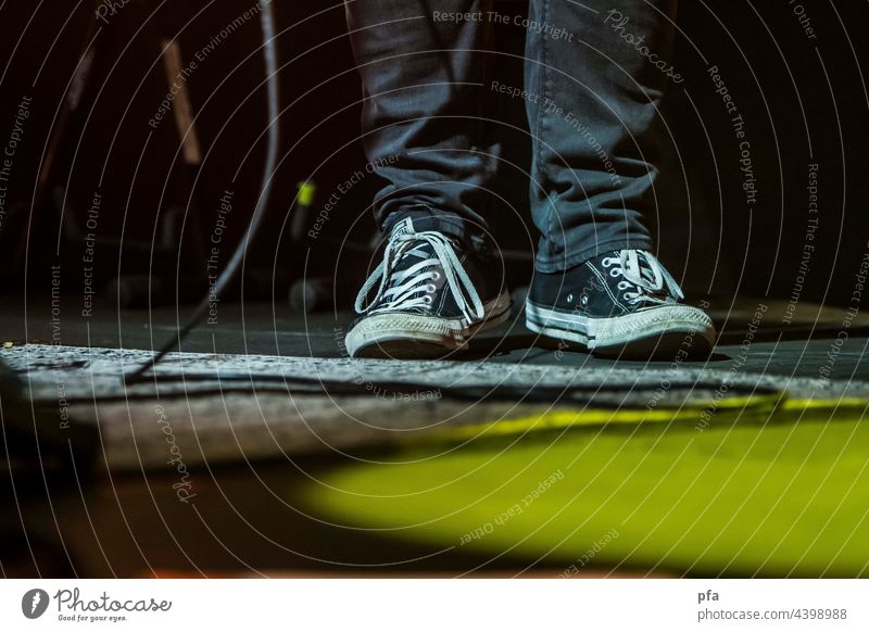 Bühnenschuhe. Chucks an Gitarrenkabel stage stage lighting Musik Musiker Konzert Schnur